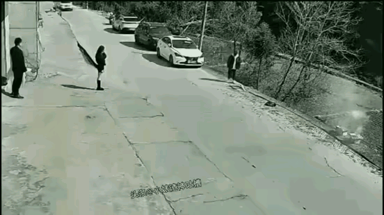 看见车来了，家长却没有提醒，防范意识不够。白车速度也快了一点