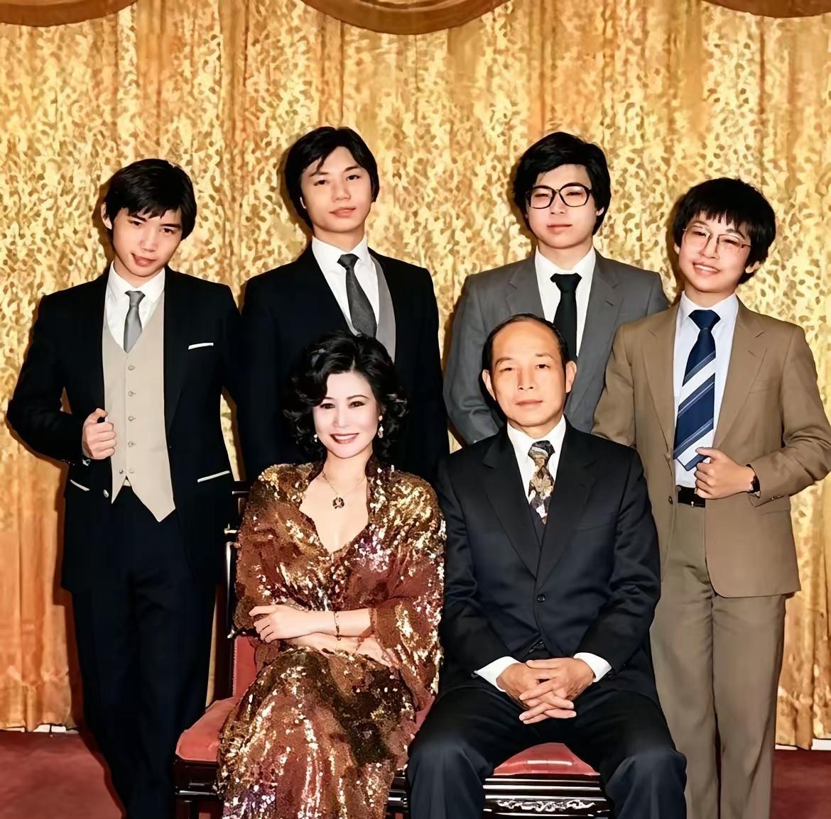 林淑端去世那年，霍家发生了一件让外人看不太懂的事。
身为家族接班人的霍震霆，亲自