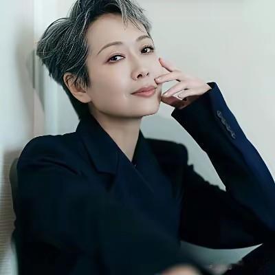 叶童不愿接济哥哥！
    在大家的认知里，有钱搞得好自然要帮助自己的亲人。叶童