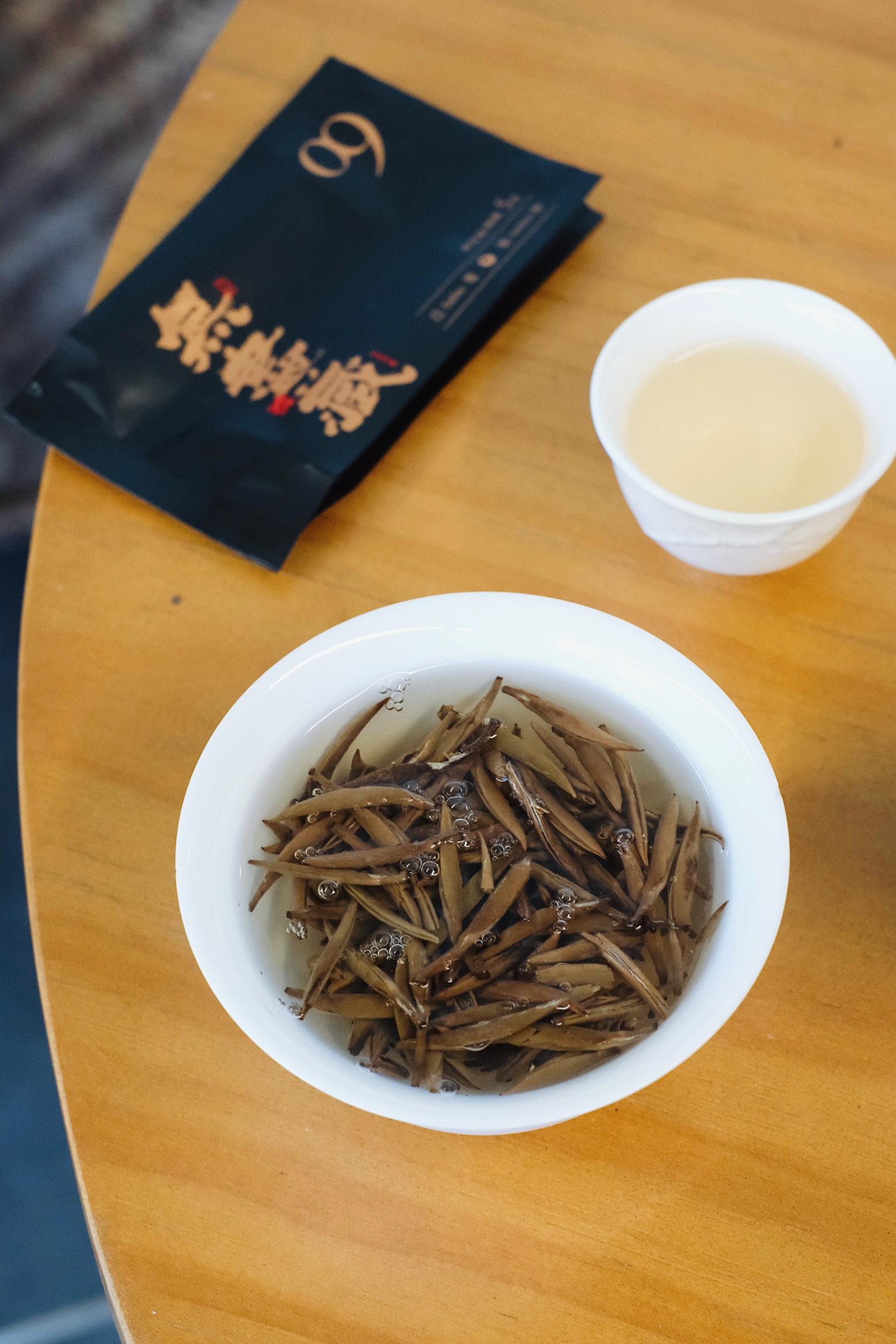 窗外有风，杯里有茶。生活偶尔会疲惫，但别忘了，人是需要休息的。慢一点没关系，开心