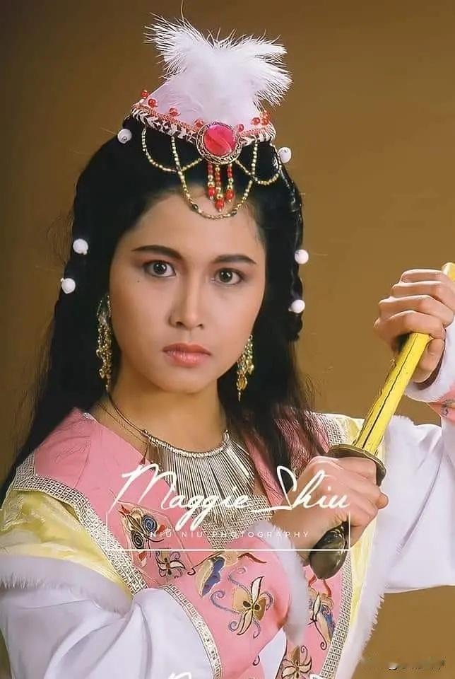 1988年《兵权》剧照
刘家辉一赵匡胤
惠天赐一柴荣
邵美琪一耶律纳兰
黎明一秦