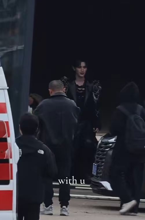 丁程鑫挑染小辫丁程鑫链条黑大衣重金属范丁程鑫挑染小辫，谁懂这个链条黑大衣造型，好