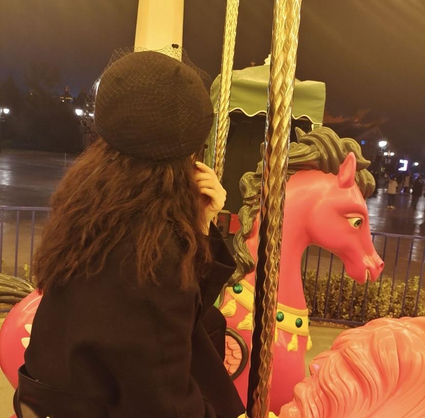 现在总觉得时间过得飞快，明明物质更丰富、时代在进步，却再也找不回从前的快乐与从容