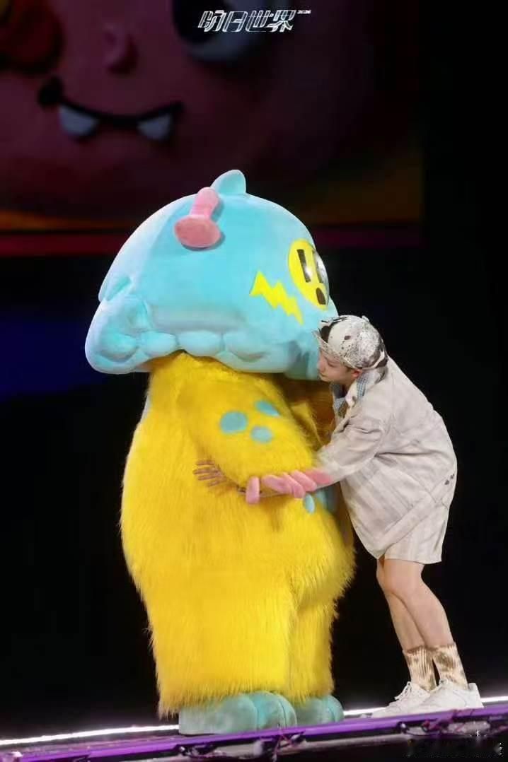 在汪苏泷演唱会看到流星了 谁懂啊！朋友问我为什么跪着看演唱会，我说汪苏泷直接把流