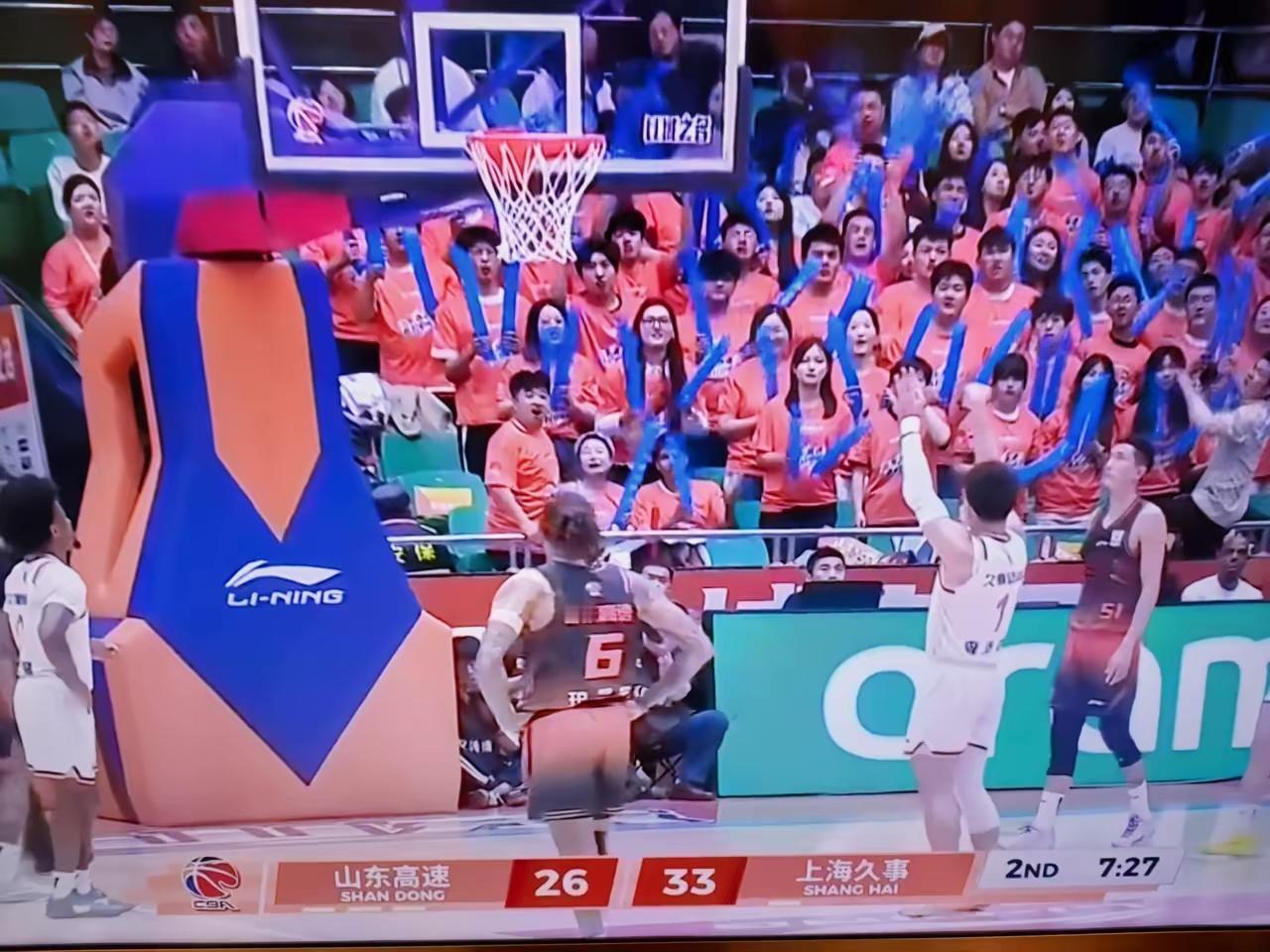 CBA赛场惊现比基尼👙
看了山东高速主场对阵上海大鲨鱼，偶然发现篮球支架保护垫