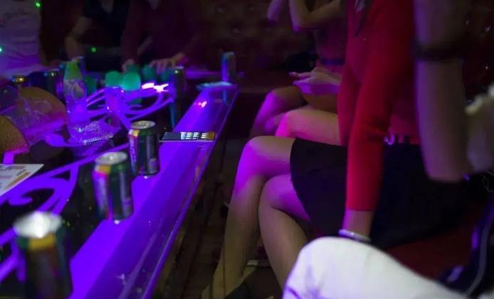 广东，一15岁女孩，因与父母吵架而离家出走，然而刚出社会的她，没有一分钱，只能去