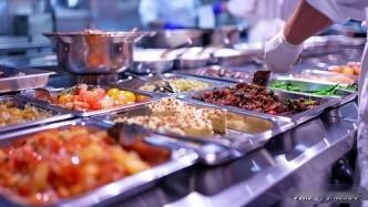 重庆、北京推进中小学食堂改革的消息已明确落地，这一举措为孩子们的校园餐安全筑牢保