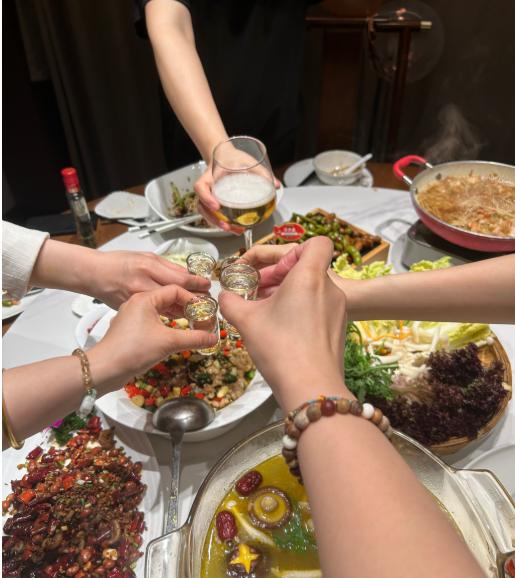 朋友聚餐选择AA制，是现代社交中常见的消费模式。它以公平为核心，无论是收入高低、