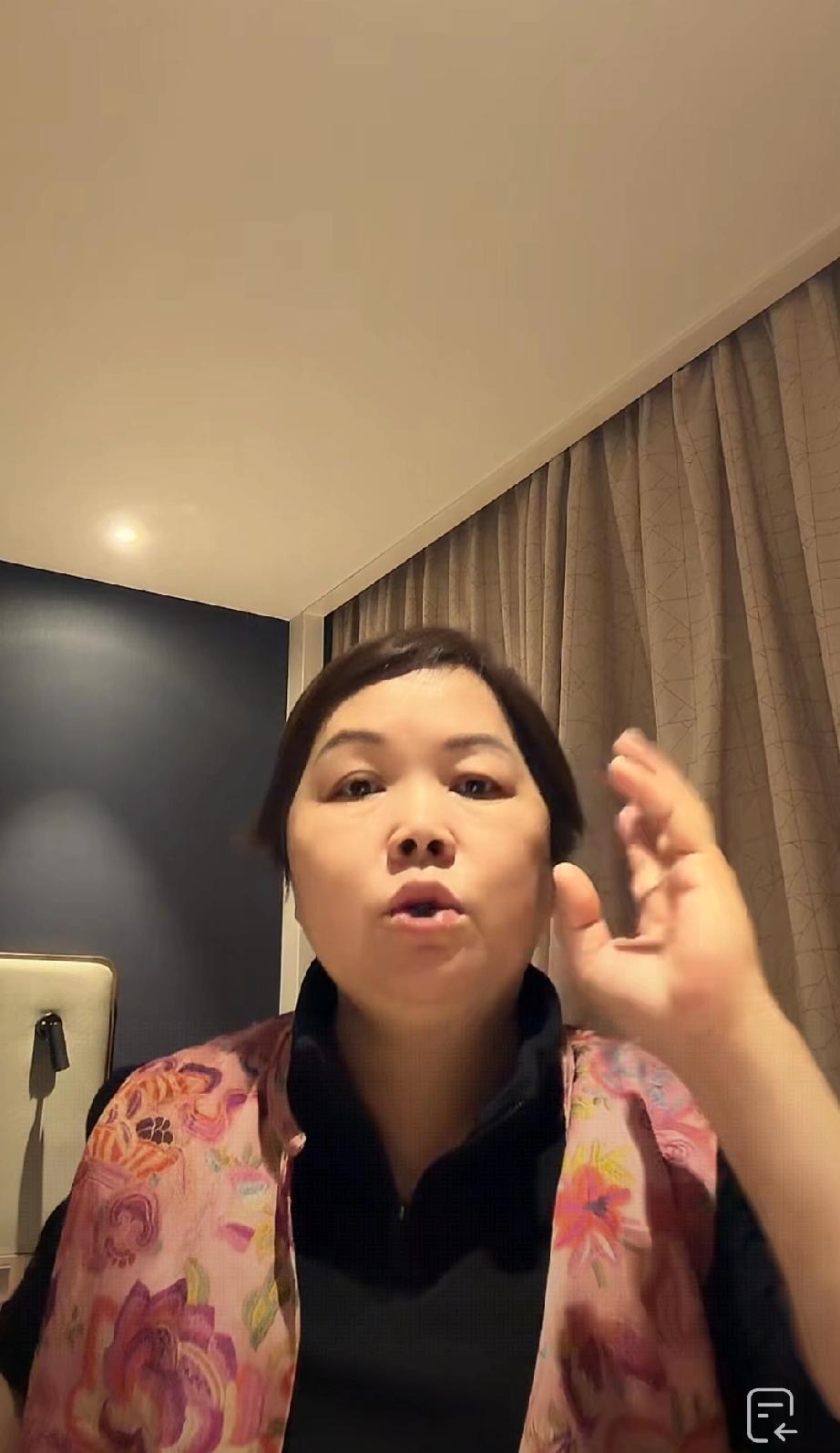 叶锐聪妈妈说儿子叶锐聪还没有谈女朋友，毕竟年龄还小，刚刚上大一，现在高中同学都加