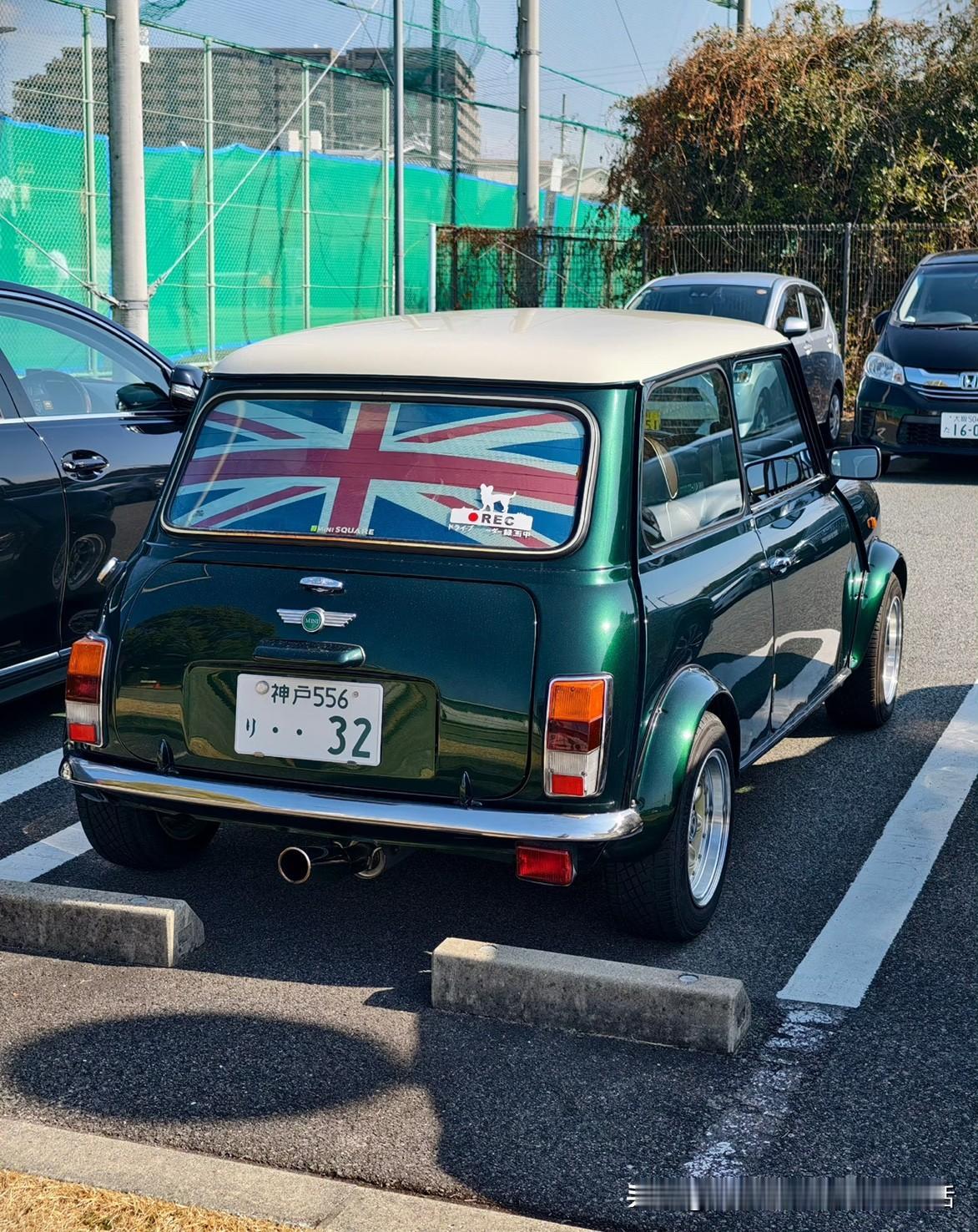 几乎每天都能遇到老 Mini。这辆虽然是90年代 Rover 时期的 Mini，