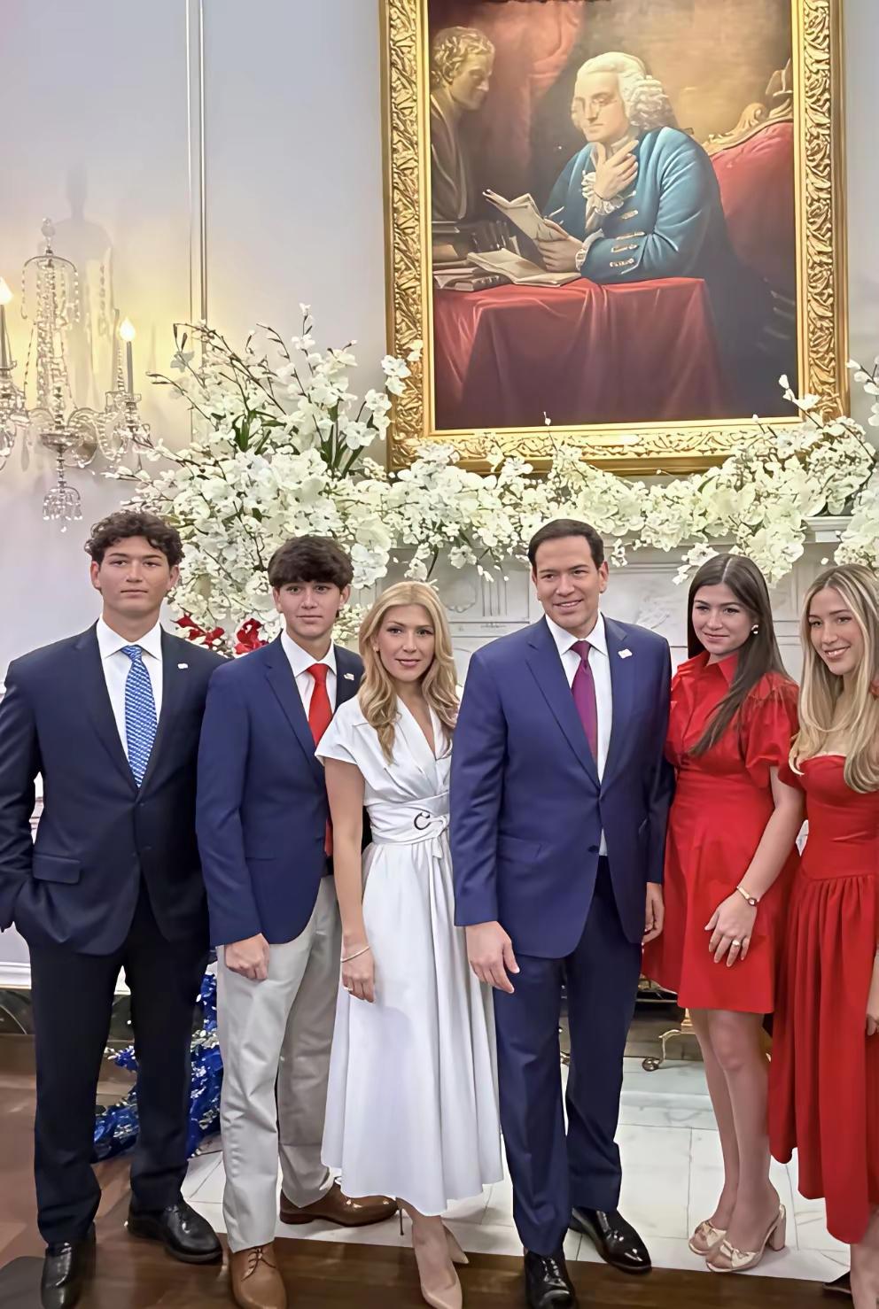卢比奥的老婆珍妮特生了四个孩子，两男两女，两个儿子貌似长的比女儿漂亮！