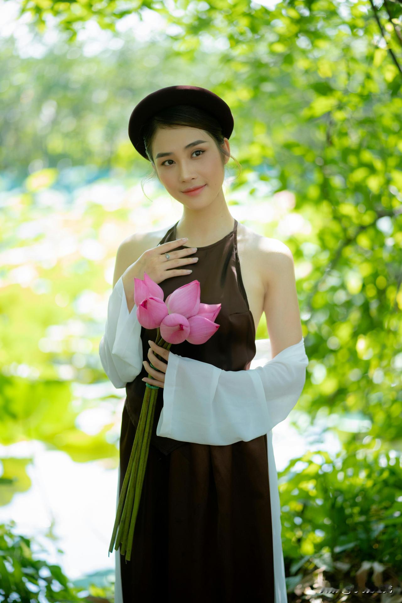 花间美人笑，春风满面娇。