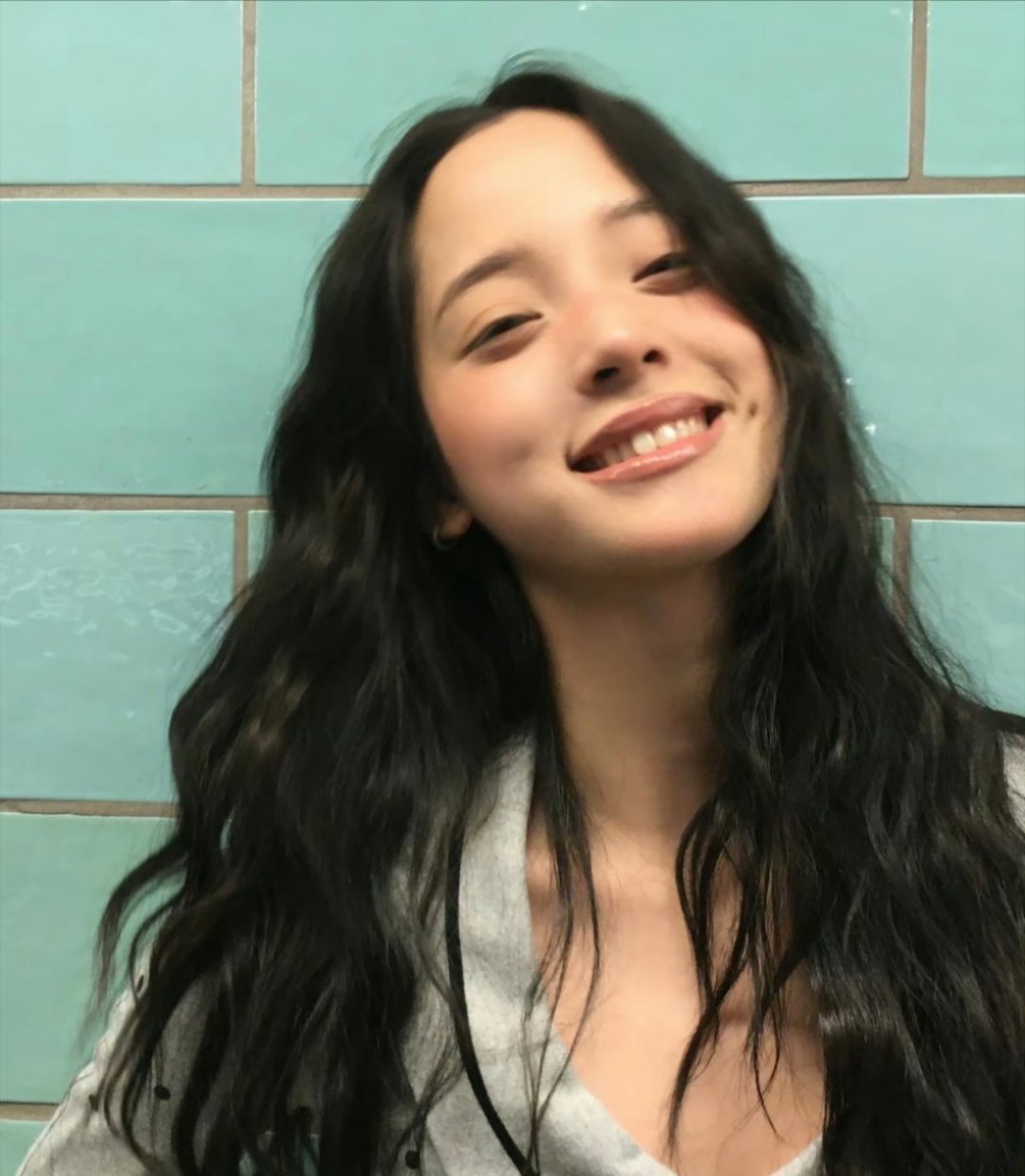 欧阳娜娜上班搭子是有线耳机🎧 娜娜妆发时用有线耳机听歌好惬意 