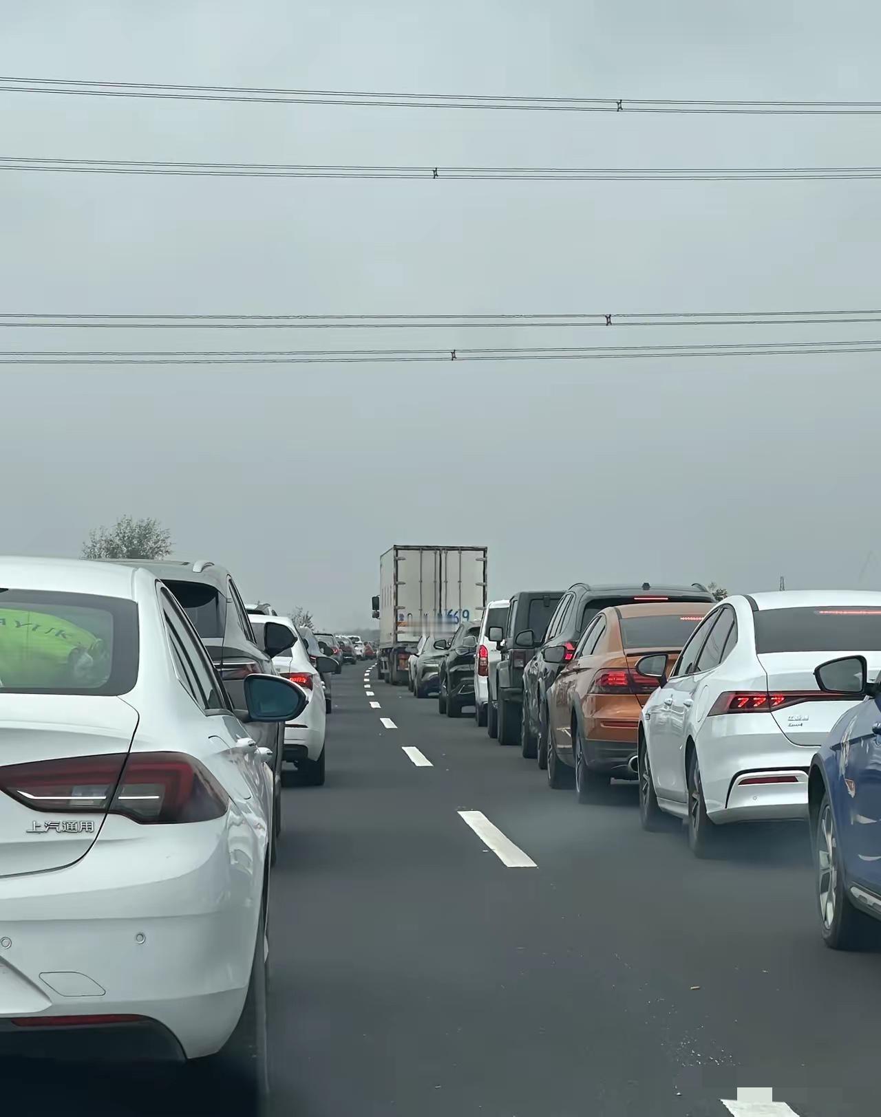 第一批返程的人堵哭！
错峰出行彻底失效，高速全线飘红太真实了！

本想半夜出发避