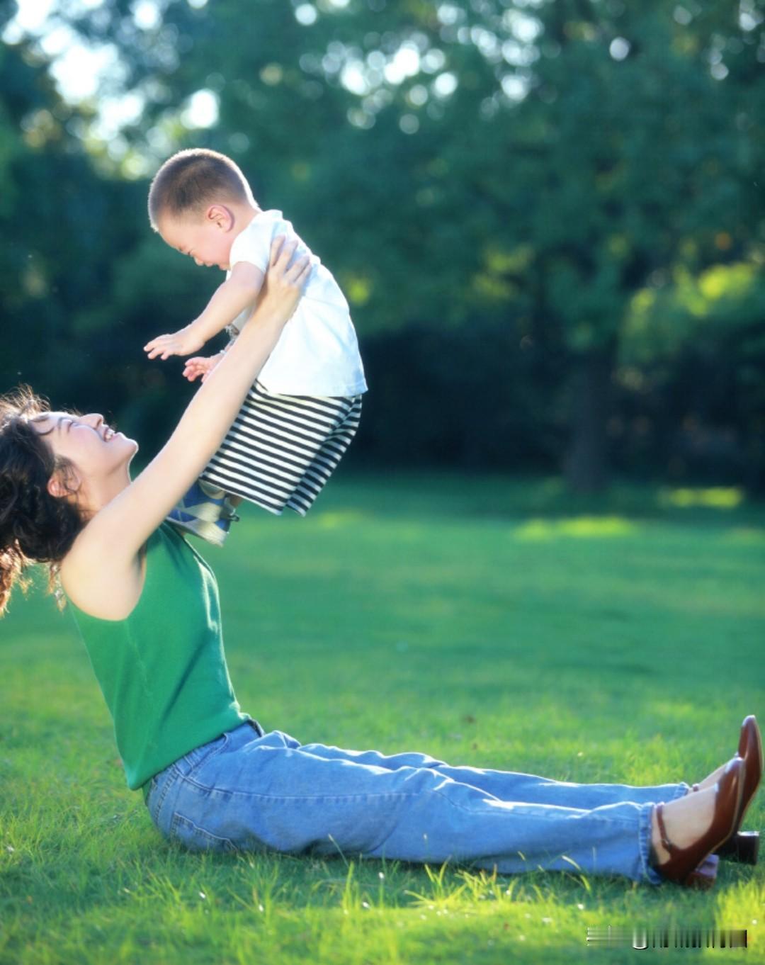 若你的孩子在成年以后，很少和你联系，交流，一点也不想家。那对于他来说，他的童年就