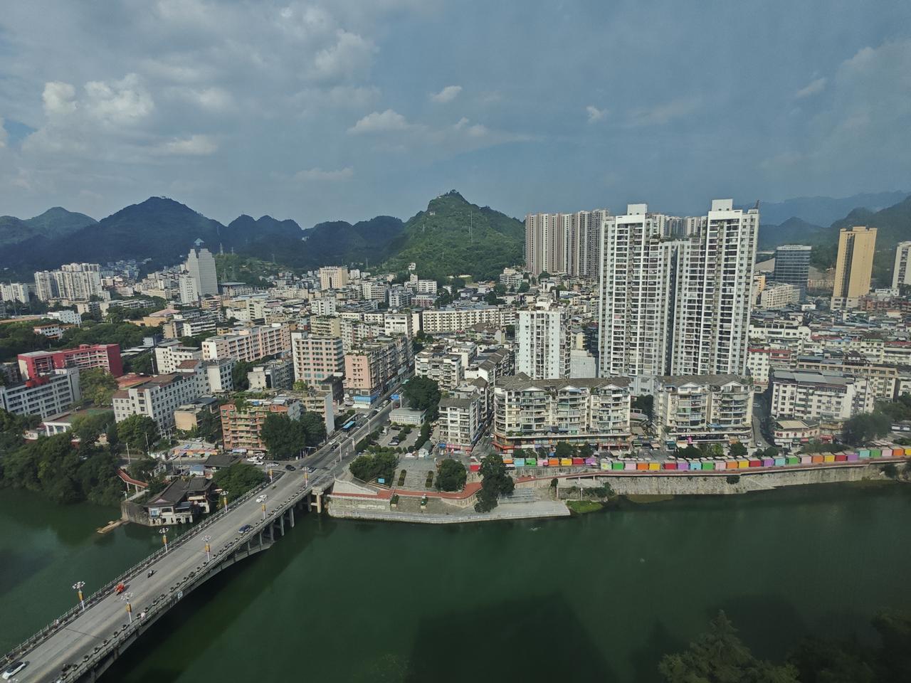 久闻铜仁的大名，今天第一次来。室外温度38°C ，真的有点热。不过拉开酒店的窗帘