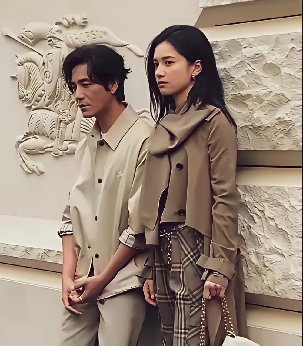 陈坤，看着咋这么颓废呢！昔日英俊无 敌的帅公子，如今像落魄的乞丐。拱腰驼背的斜靠