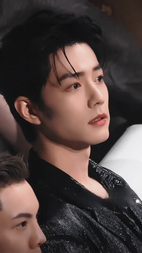 肖战看观众席这一眼肖战今晚鲨疯全场首次亮相便压轴登场，沙色西装儒雅矜贵，生图状态