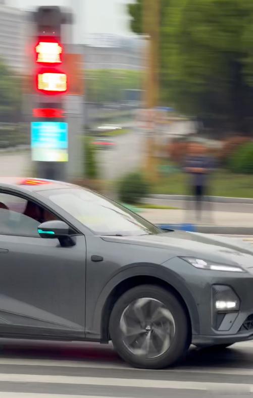 兄弟们，太猛了，深蓝S07支持城区NCA了，而且还是复杂的路况下，表现依然非常出