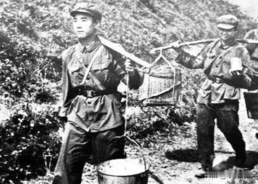 1948年，崔良元挑着一担肉包子误入敌阵，被敌人发现后，他急中生智：“都饿坏了吧