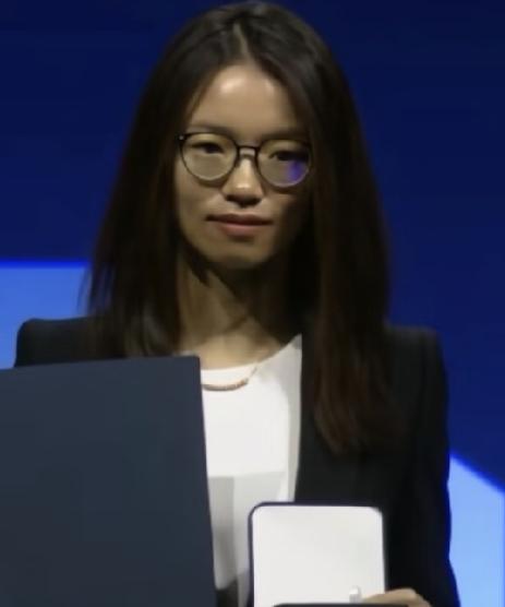 王虹获奖后没感谢北大导师，很多人急着骂她“忘本”。可我反而觉得，她没有硬把北大塞