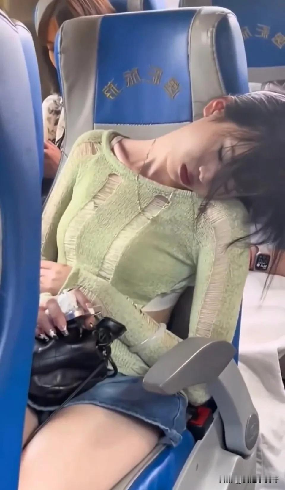 好担心她的脖子，这是怎么做到的[震惊]