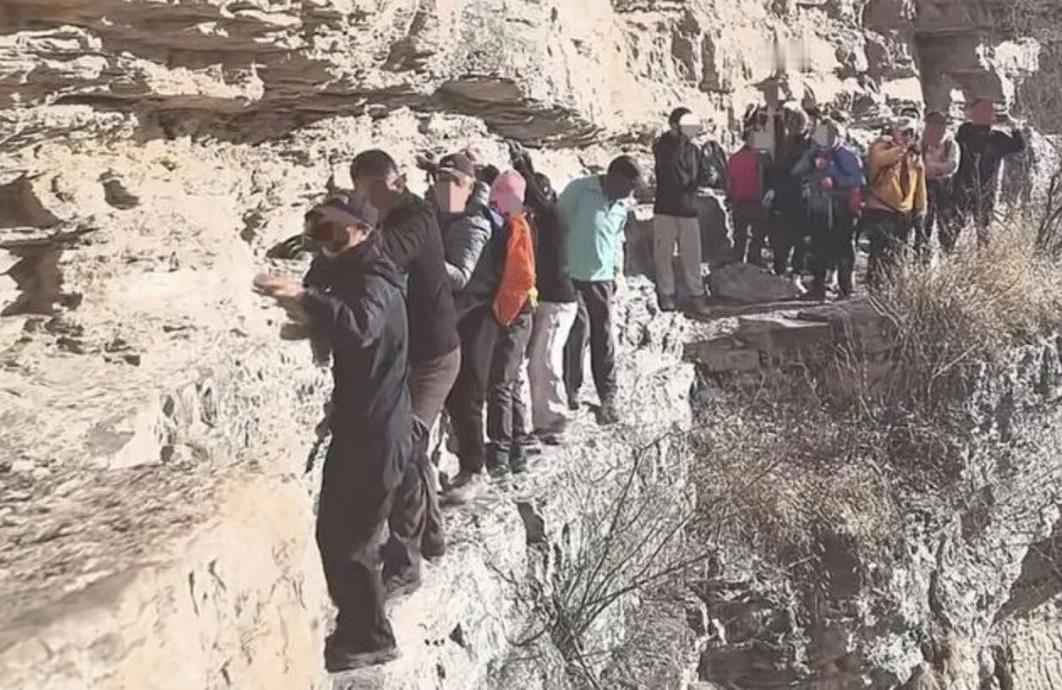 狠人 登山客无防护装备攀爬北京一处山崖峭壁，让人看了胆战心惊。(照片取自《纵览新