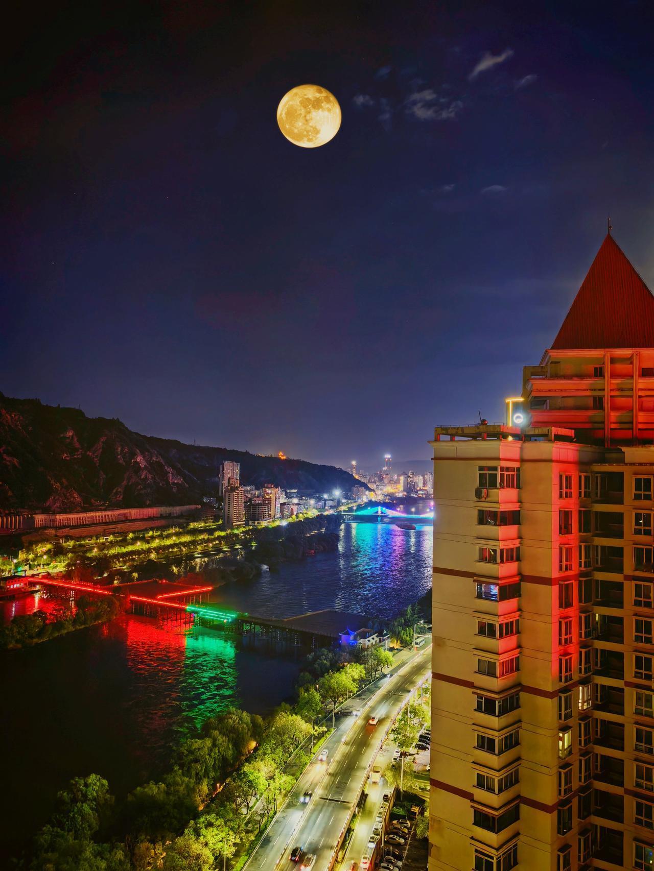 西部摄影 手机摄影 夜的帷幕垂落，兰州便浸在温柔的月色里。一轮满月悬在深蓝的天幕