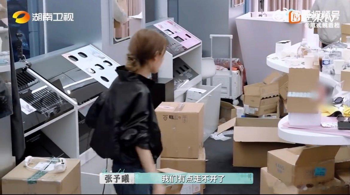 张予曦脱鞋光脚干活巴黎合伙人 店里乱成一团无从下脚？张予曦直接脱掉鞋子，一句“鞋
