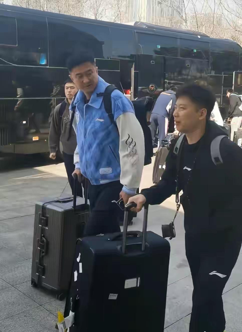 广东男篮这下可难了，难道真的要迎接两连败？有广东媒体人发文称，广东男篮出征青岛，