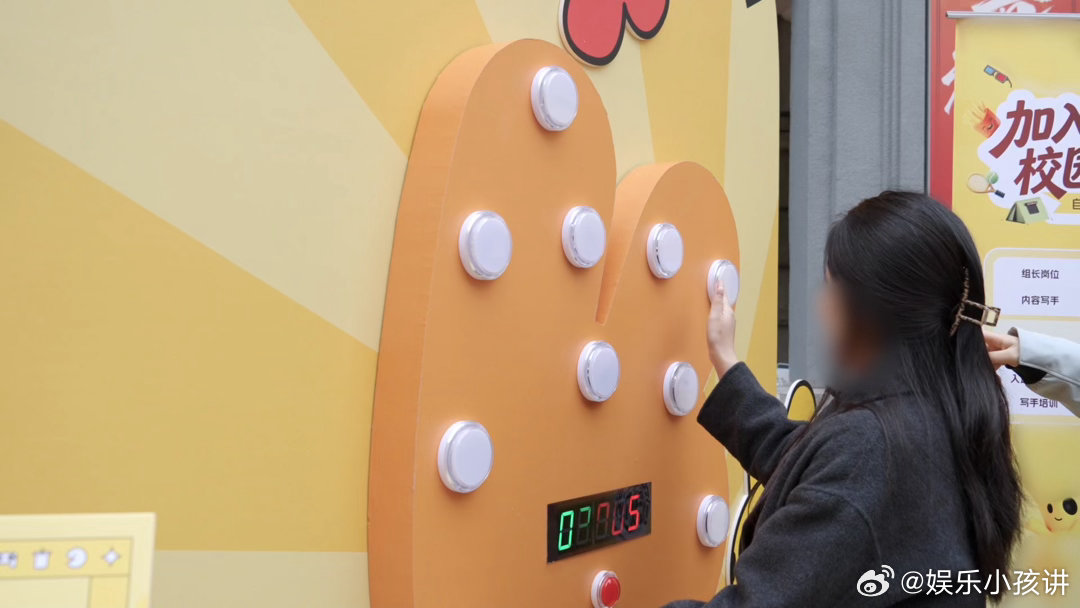 重庆大学生人手一个自愿上学的袋子 这波校园潮流我服！把开学的小情绪印在袋子上，拎