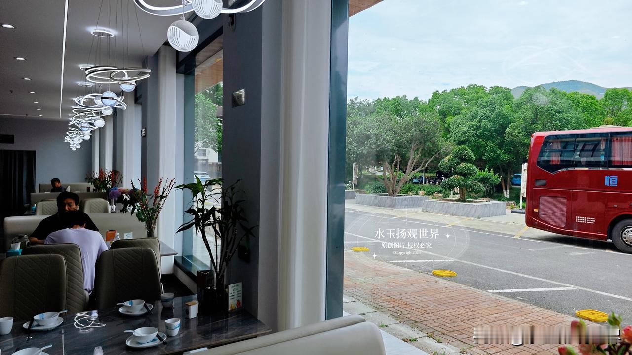 穿行宜兴竹海漫无边际的翠色竹浪，踏过山间蜿蜒步道，身心被山林绿意浸润过后，总盼一
