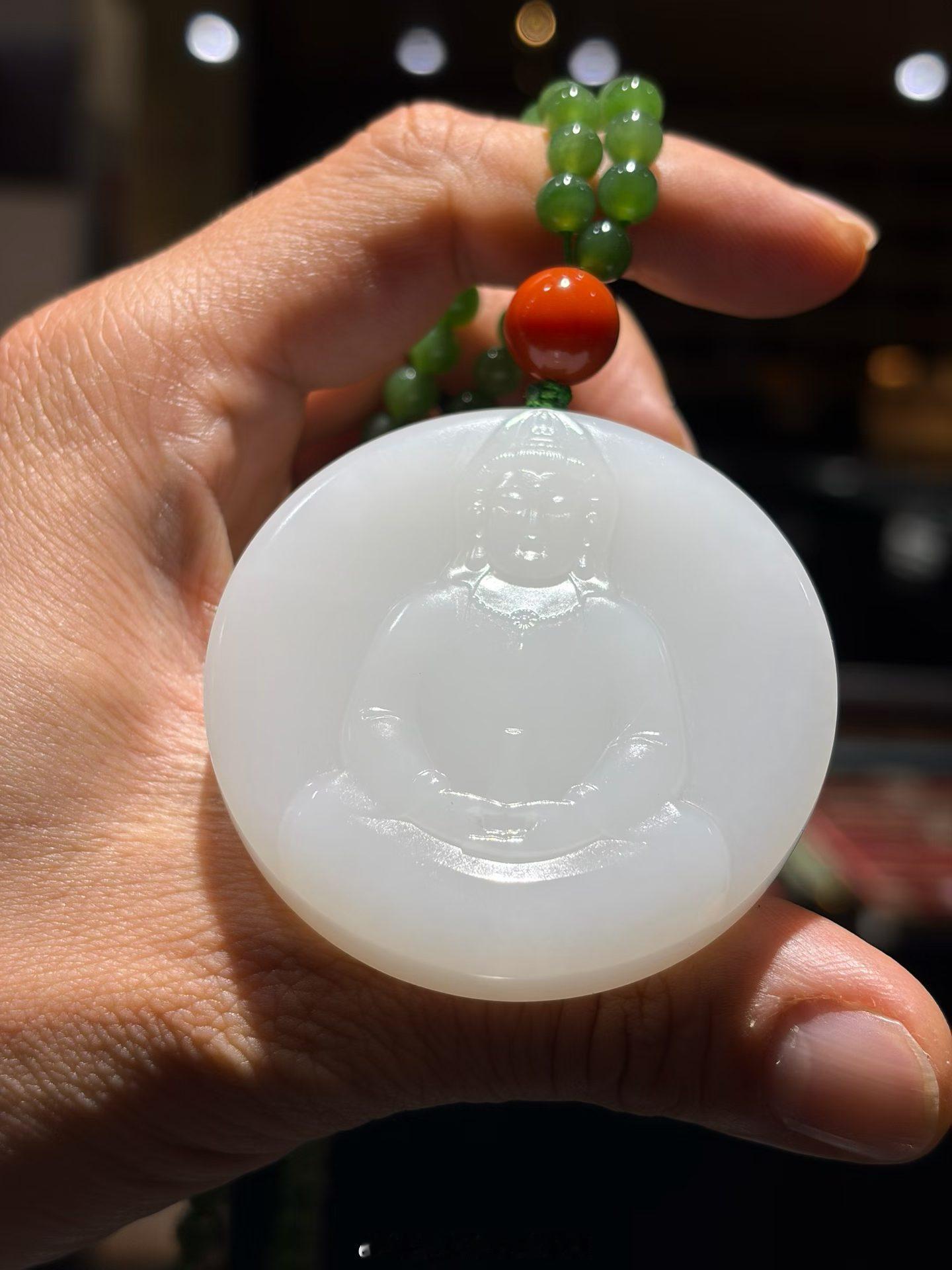 和田玉观音圆牌，羊脂级。手镯芯料，手镯都是二十万以上的品质。羊脂白，细度可过灯，