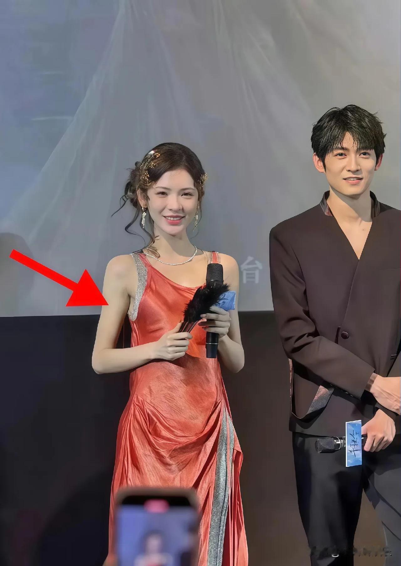 我问男同事

是不是男人都喜欢瘦瘦的女生

男同事瞅瞅图片，神秘一笑说

张予曦