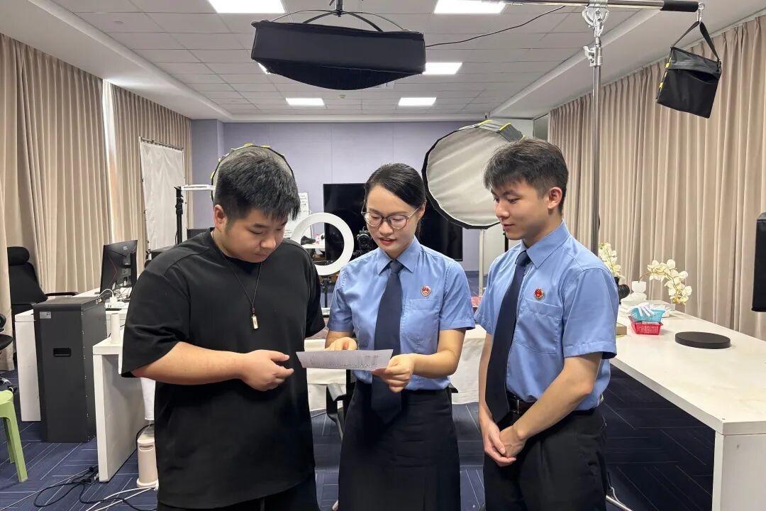 离职员工心怀不满，一番自以为是的神操作，以8元价格买走公司100克金条，结果栽了