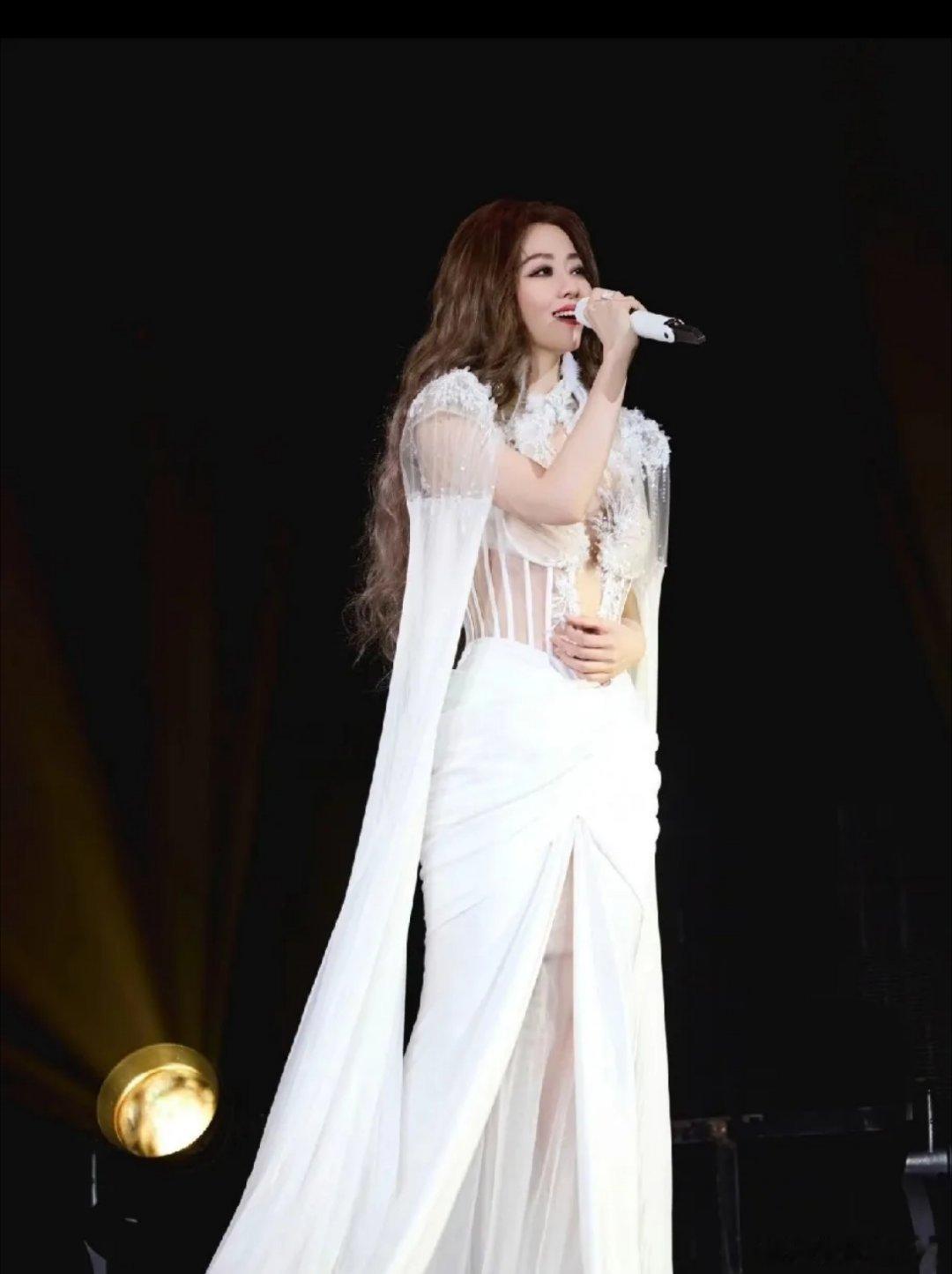 张靓颖最终活成了自己的女王，成为许多人的楷模与榜样，实在了不起。她愈发绽放着自信