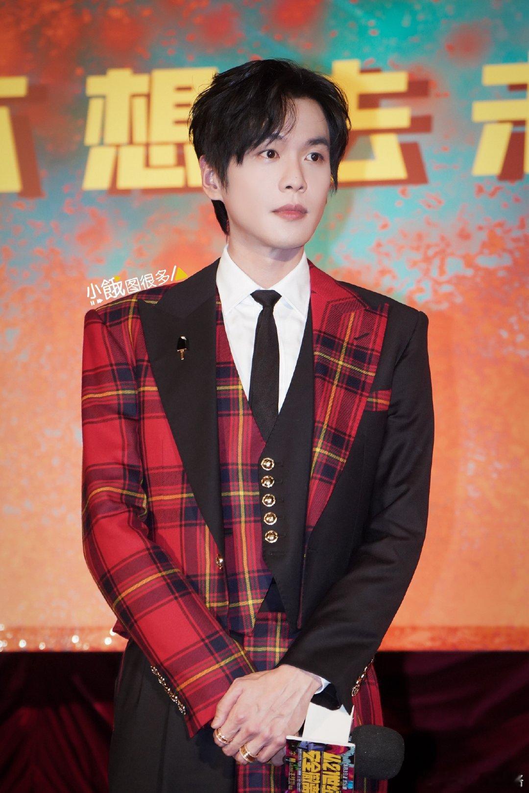 #张若昀 人尴尬的时候会假装很忙#这也是让我们大家没有想到张若昀尴尬的样子跟我真