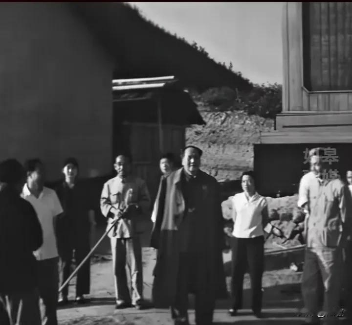 毛主席和人民在一起，因为他老人家心中永远装着咱老百姓。