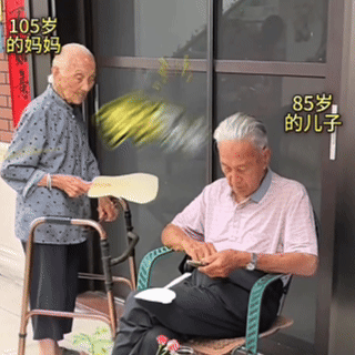福建105岁妈妈恨铁不成钢，骂85岁儿子，说他天天刷手机，这辈子完了！
但他那“