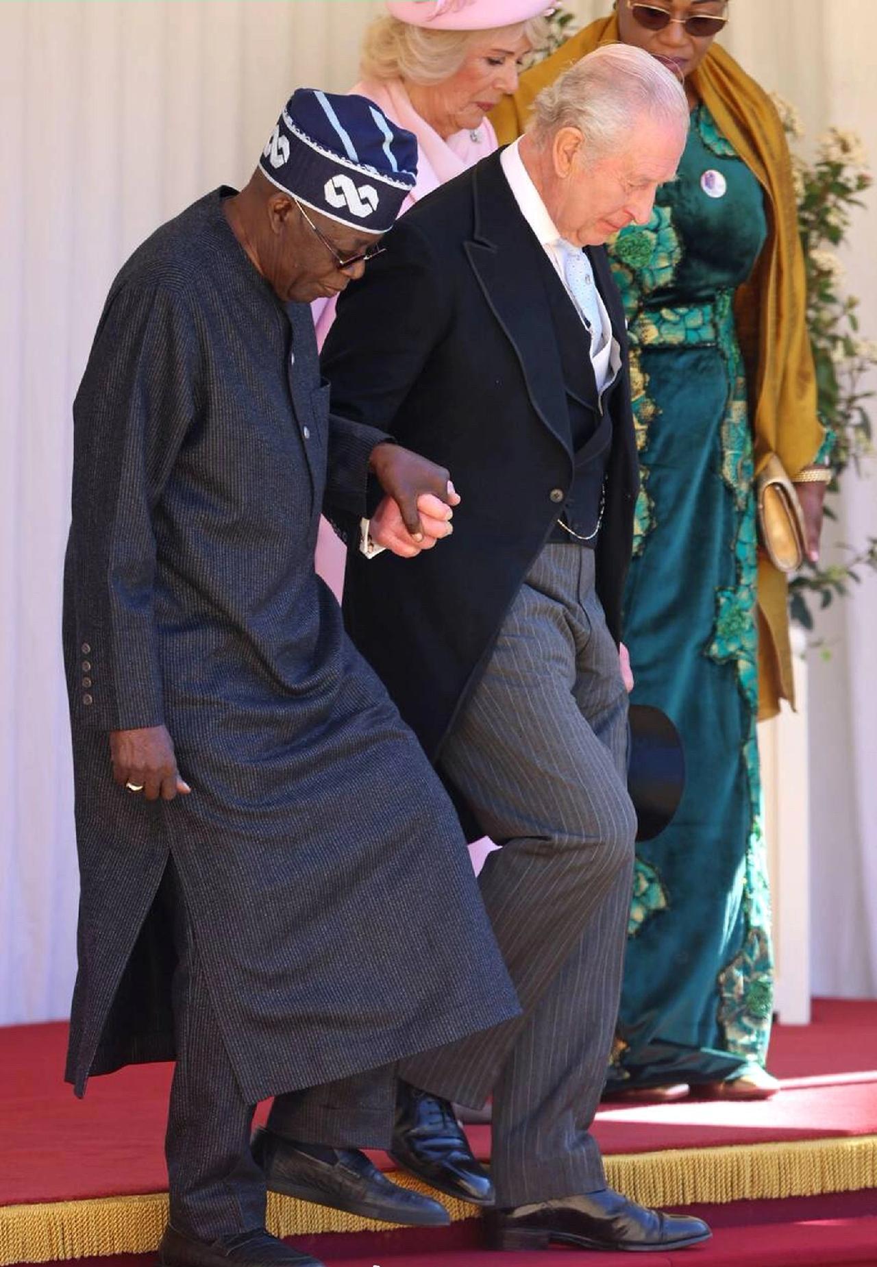 77岁查尔斯国王在温莎城堡搀扶着73岁尼日利亚总统下台阶！
3月18日，查尔斯国