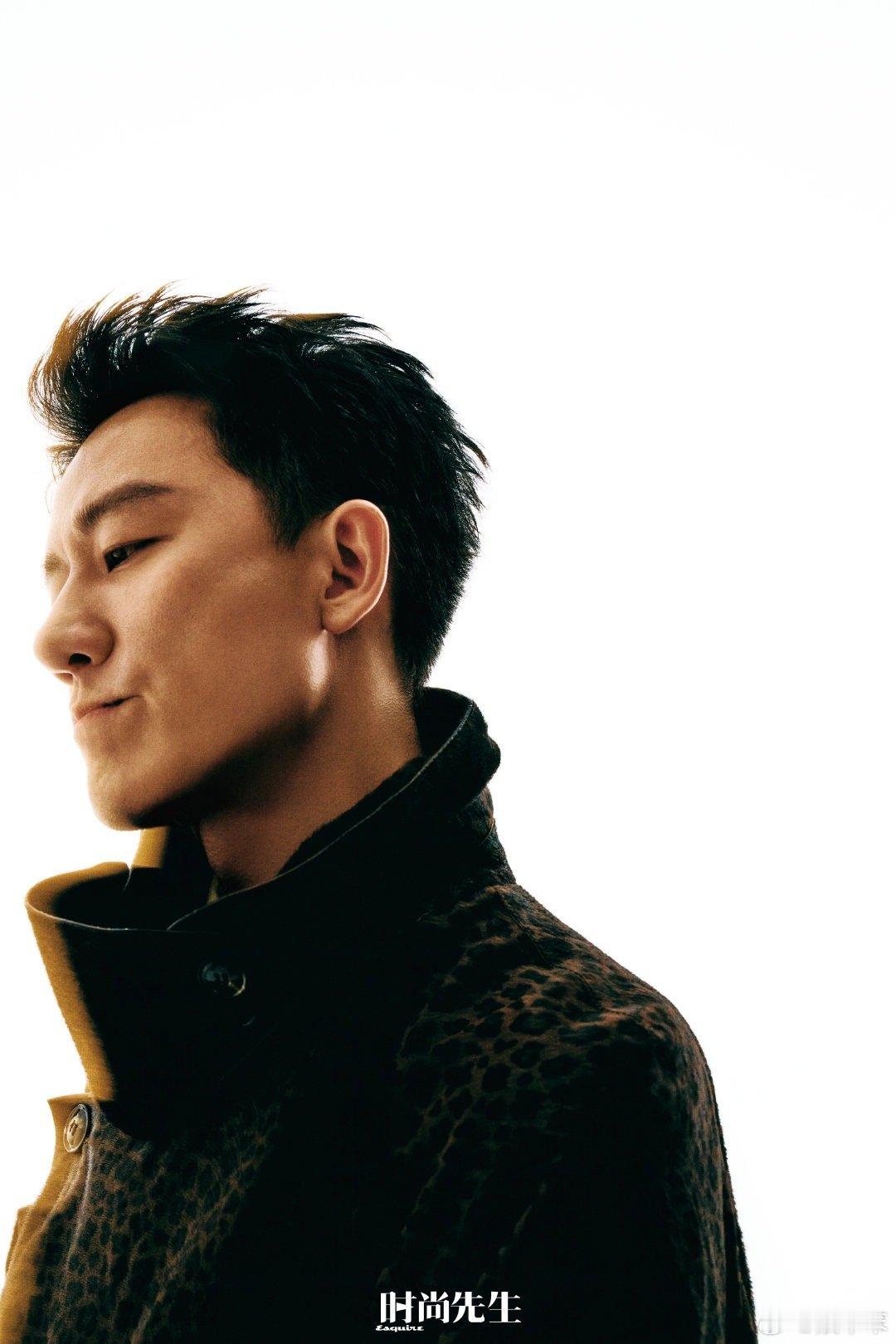 黄轩大冬天穿短袖 黄轩和姚明同框这画面太有喜感啦！一个像在过夏天大冬天穿短袖，一