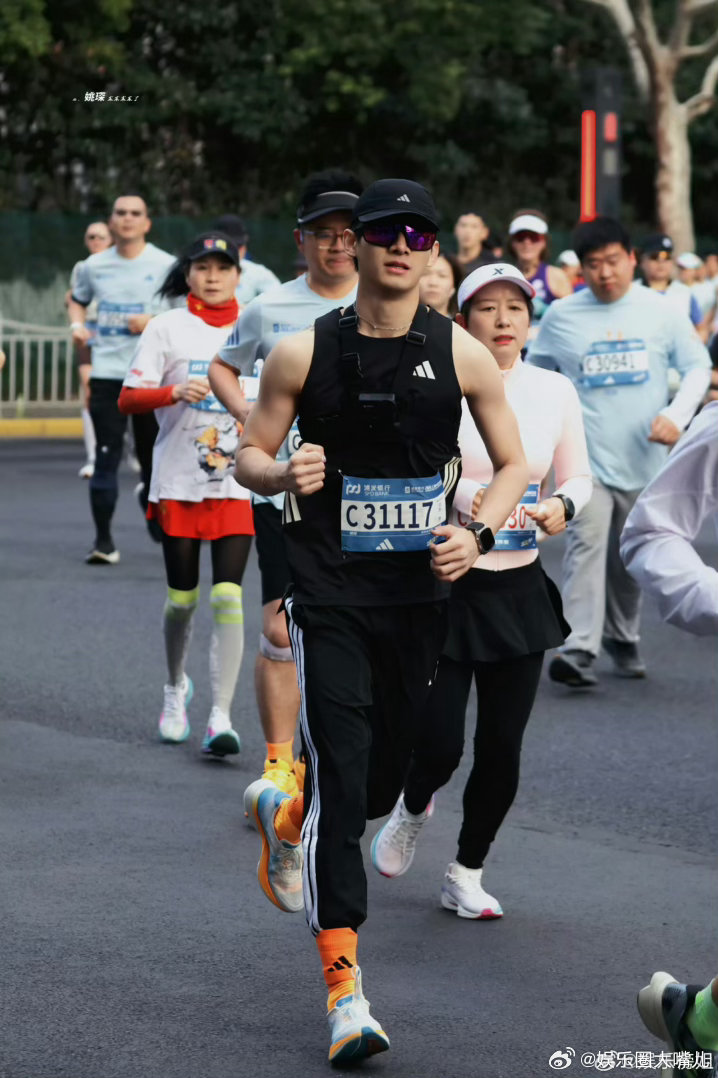工作室骑车追姚琛姚琛跑马拉松也不忘饭撒 陪跑变追琛记！工作室信心满满出发，起跑十