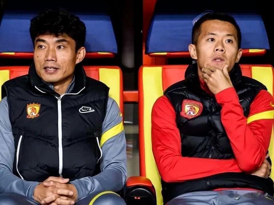 青岛西海岸官宣了一线队教练组及工作团队…西海岸官宣郑智担任主教练，黄博文、刘健、