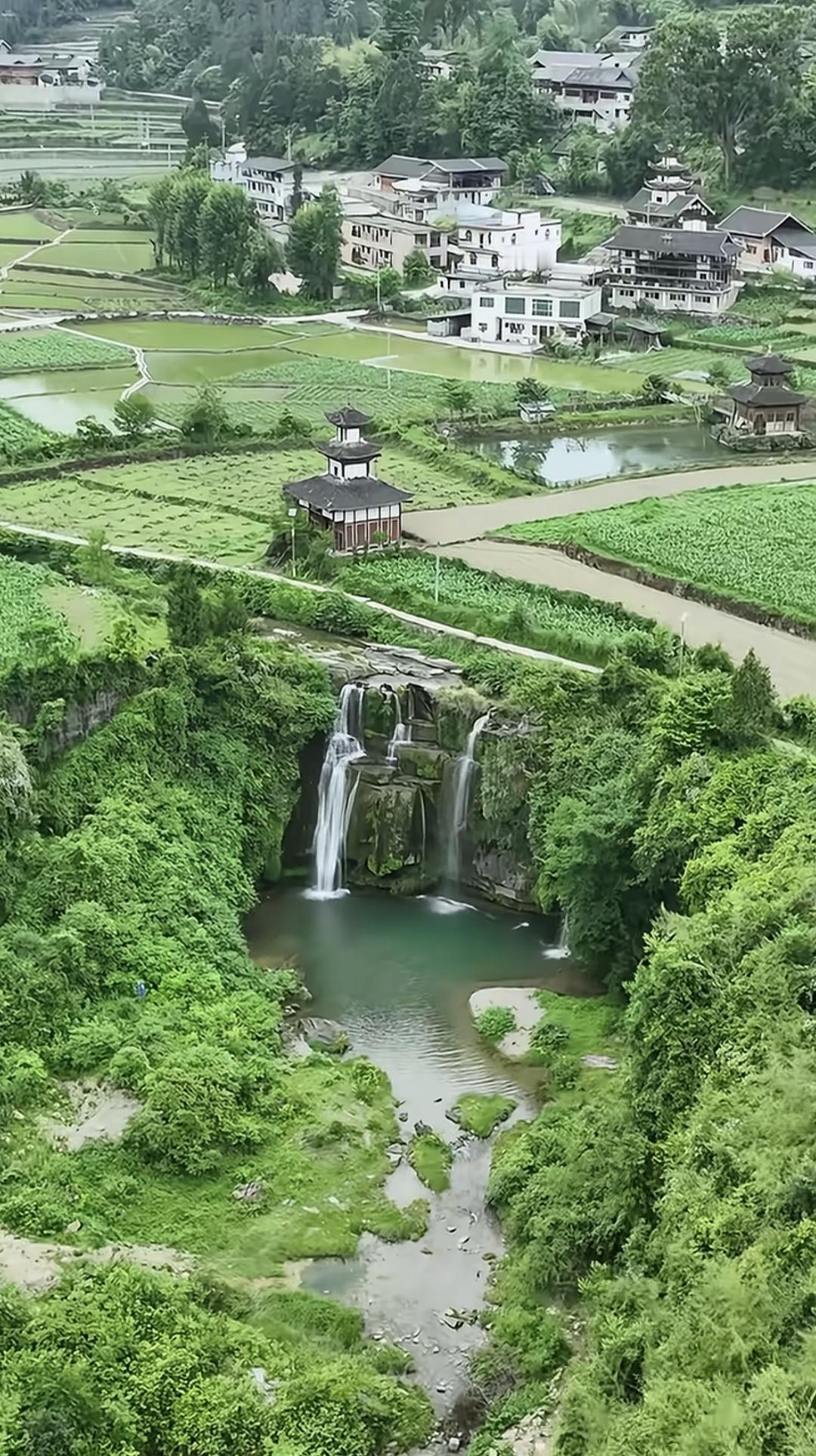 刷到贵州的这个山村景色（视频截图来自头条号视觉记录），就如同走进了人间仙境。青山