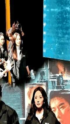 话筒都不要了？杨幂两手空空站在台上，气氛瞬间凝固。
 
工作人员递话筒的手悬在半