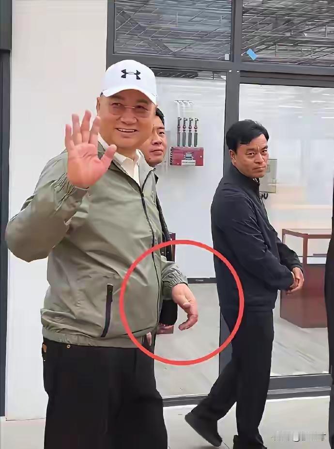 七十三岁的迟重瑞看着还很年轻，精神状态也不错，走路也很正常，身材笔直没有一点老态