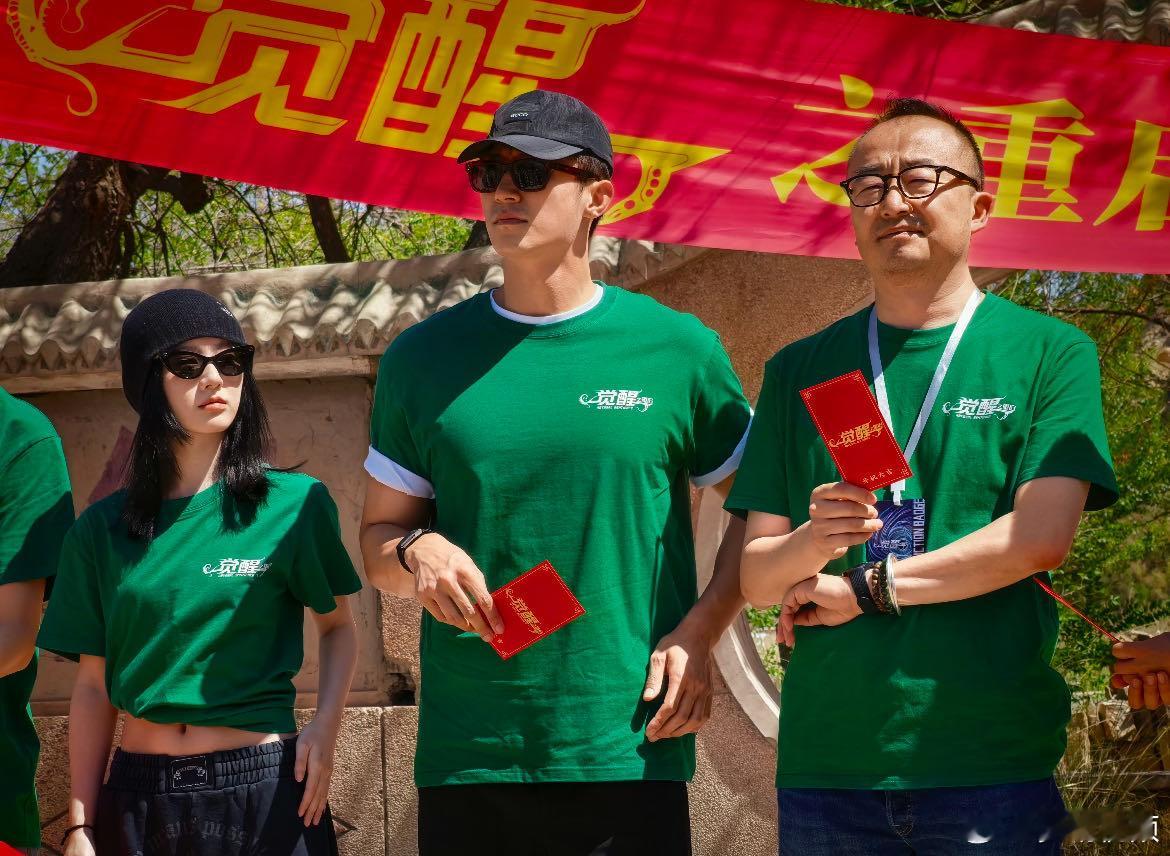 黄景瑜包上恩同框体型差黄景瑜优越头身比《觉醒》开机氛围感直接拉满，黄景瑜气场强大