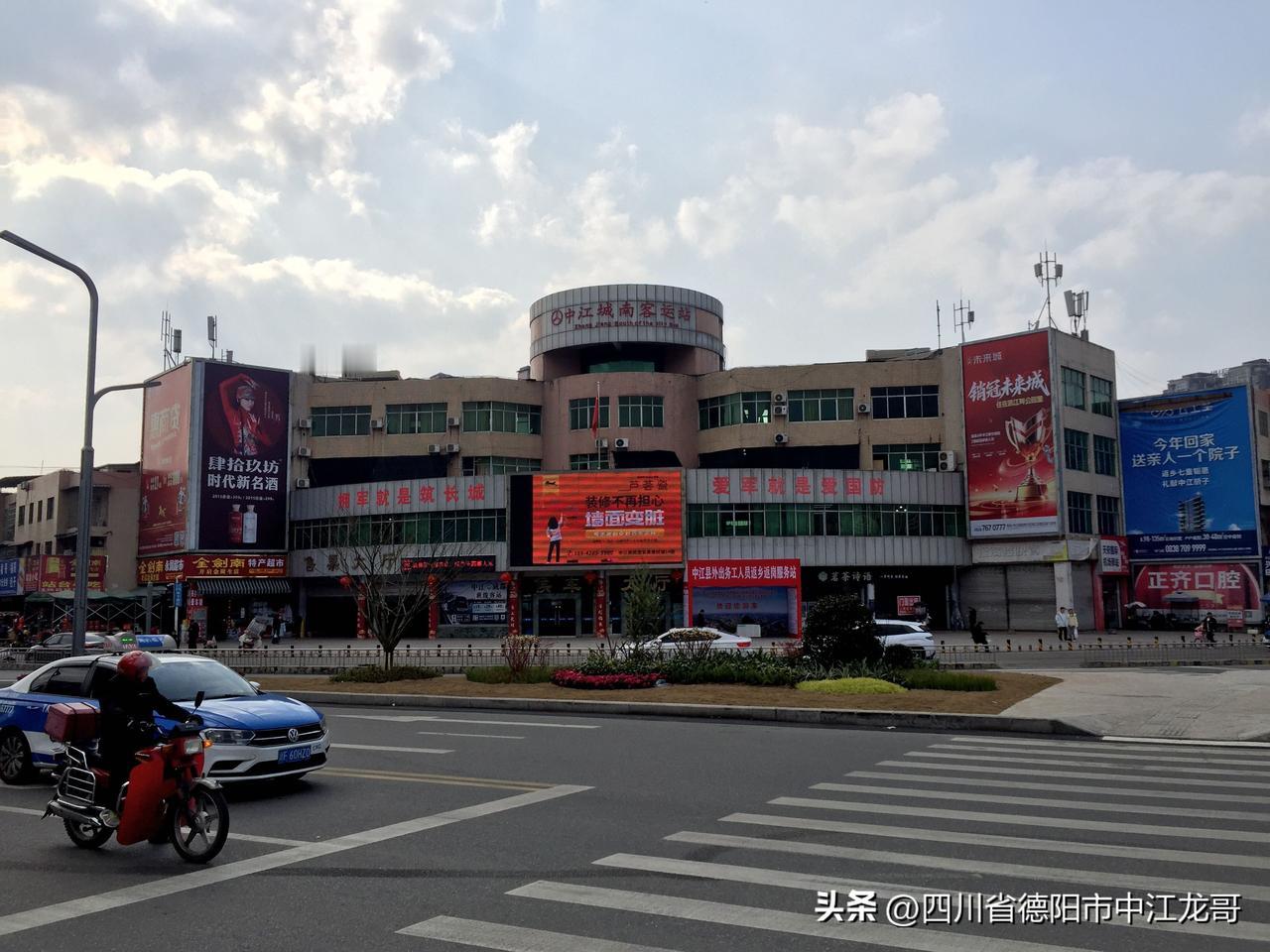 四川省德阳市中江县县城城南客运站的绿化带安全岛路口，城南客运站外面的路口经过改造