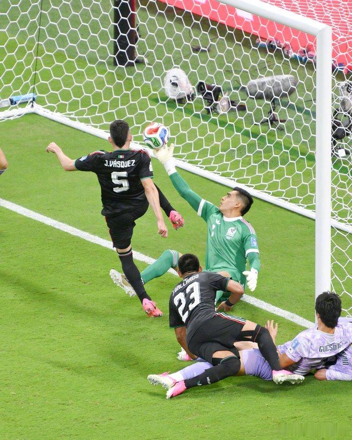 墨西哥vs韩国韩国门将巨大失误 双方门将在关键时刻的表现成为本场决定胜负的因素。