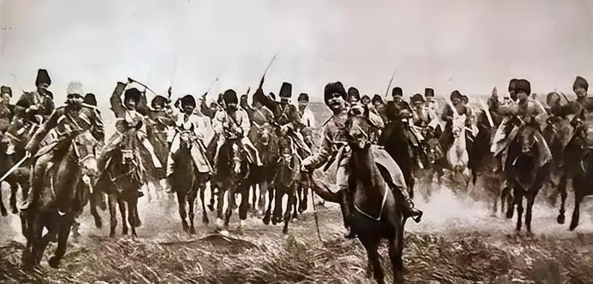 1949年，解放军第4军被马家军包围，这时，炮兵首长急中生智，猛然下令：“快！炮